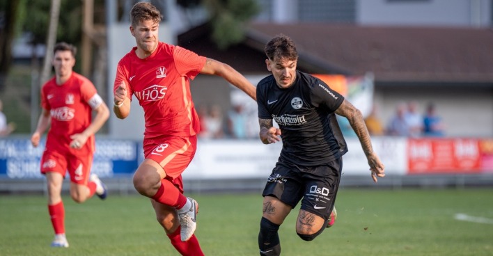 Spieler von SV Anthering und FC Puch im Duell.