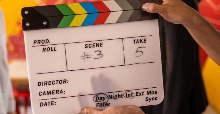 Filmklappe am Filmset – Symbolbild für „As Deep as the Grave“, in dem Val Kilmer durch KI digital rekonstruiert wurde