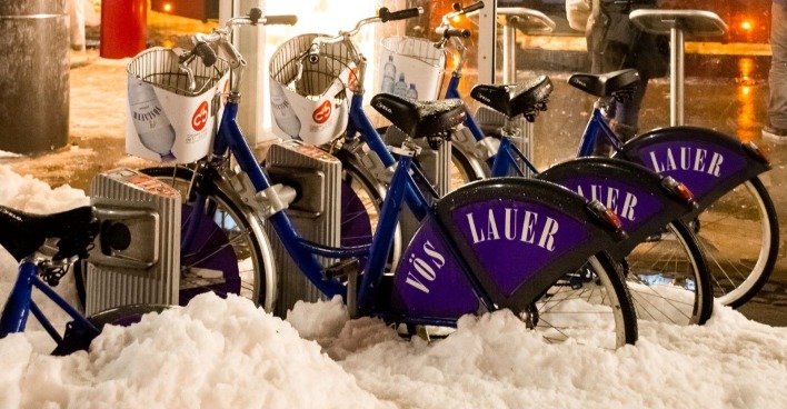 Verschneite Citybikes in Wien während eines Kaltlufteinbruchs im Frühling