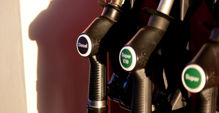 Zapfsäulen mit Diesel, Super und Super E10 an einer Tankstelle – Zoll kontrolliert Tank-Touristen wegen hoher Spritpreise an deutschen Grenzen.
