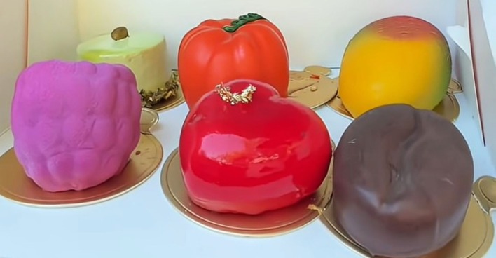 Virale Frucht-Desserts in Wien: Täuschend echte Mousse-Törtchen in Form von Mango, Himbeere und Birne bei Kashtan auf der Mariahilfer Straße