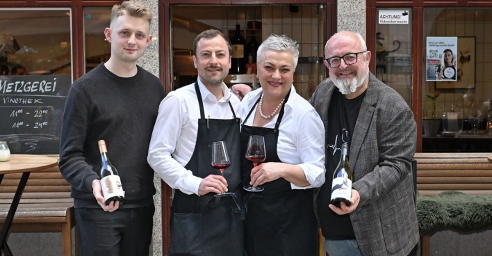 Weinhändler Martin Wakolbinger, Friedrich Walchshofer, Alte Metzgerei-Chefin Michaela Walchshofer und Winzer Sighardt Donabaum präsentieren einige der verkosteten Weine.