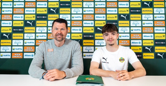 Edvin Rahmani bei der Vertragsunterzeichnung mit Markus Katzer beim SK Rapid Wien