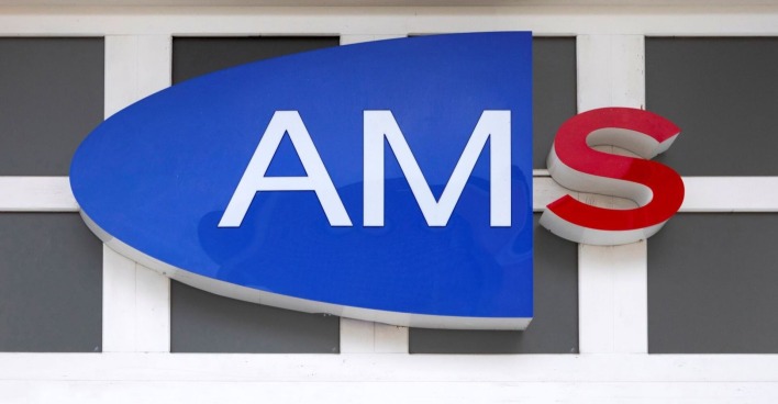 AMS Logo an einem Gebäude – Symbol für steigende Arbeitslosigkeit in Österreich 2026