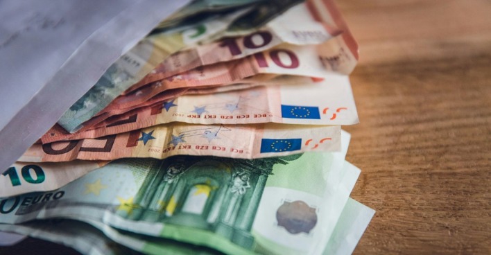Euro-Banknoten im Kuvert als Symbol für neue EU-Regeln zur Bargeld-Obergrenze ab 2027