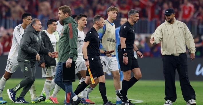 Bayern-München-Trainer Vincent Kompany sowie Reals Arda Güler, Brahim Díaz, Dean Huijsen und Jude Bellingham mit Schiedsrichter Slavko Vinčić nach dem Spiel.