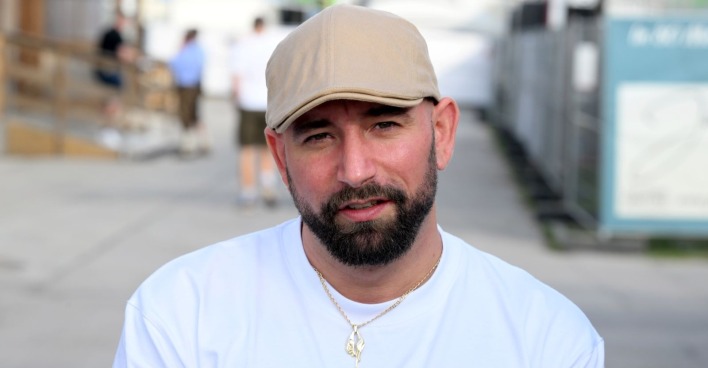 Christopher Seiler mit Kappe und Bart nach Statement zur Diversion und den Vorwürfen in Wien