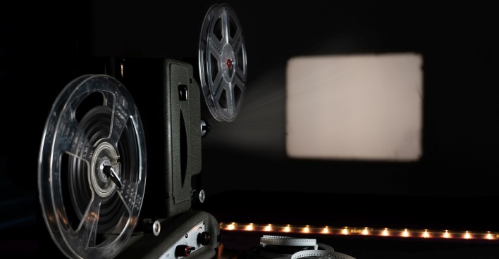 Vintage-Filmprojektor mit leerem Rahmen.