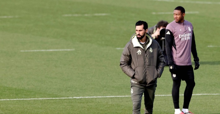 David Alaba und Trainer Alvaro Arbeloa auf dem Trainingsgelände von Real Madrid