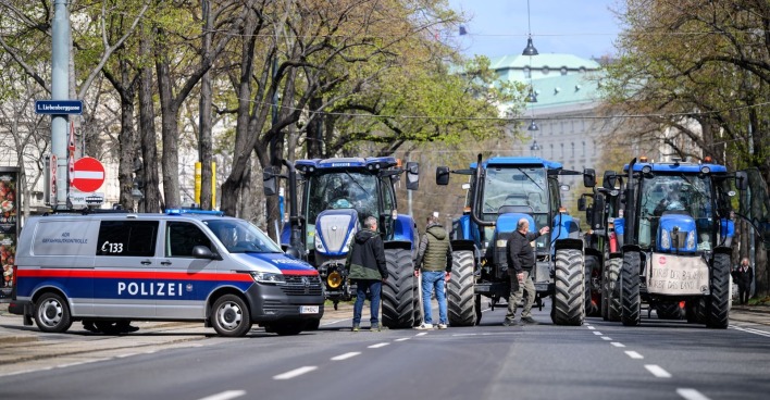 Demo Wien mit Traktoren und Polizei in der Innenstadt, Bauern blockieren Straße und verursachen Verkehrschaos