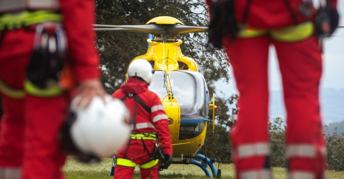 Rettungshubschrauber und Einsatzkräfte bei tödlichem Unfall in Ebenthal Kärnten nach Motorradcrash eines 16-Jährigen.