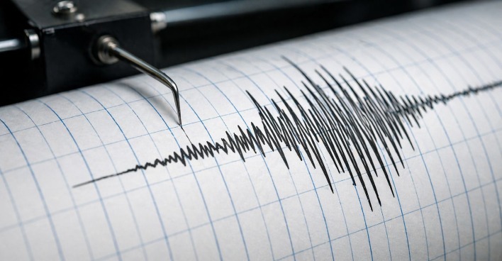 Seismograph misst Erdbeben und zeigt starke Ausschläge auf Papierstreifen nach Erdstoß in Slowenien