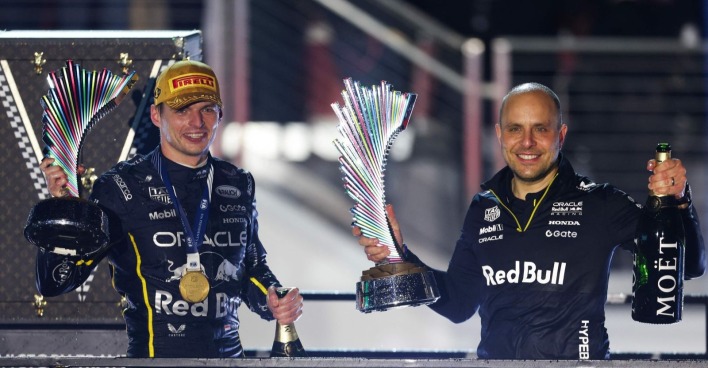 Max Verstappen mit seinem Renningenieur Gianpiero Lambiase während einer Siegerehrung