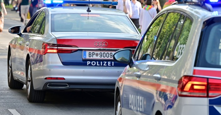 Polizeiautos in Wien mit eingeschaltetem Blaulicht
