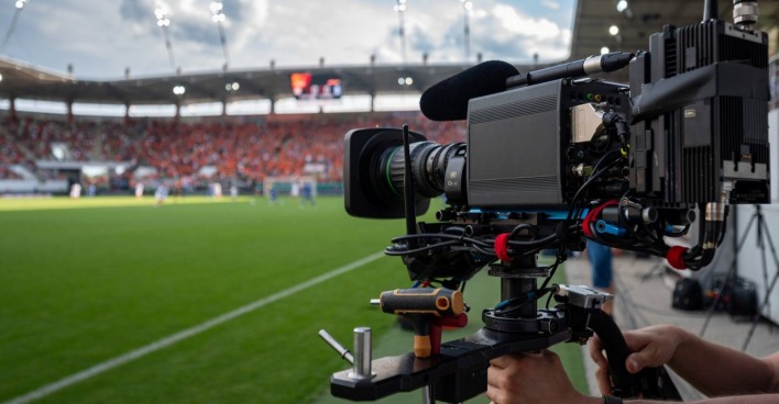 TV-Kamera in einem Fußballstadion als Themenbild für die Übertragung der Fußball-WM auf ORF und Servus-TV