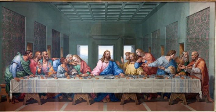 Eine Darstellung des letzten Abendmahls mit Brot und Wein zur Einsetzung der Eucharistie am Gründonnerstag.