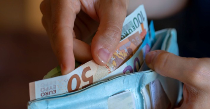 Euro-Geld in Geldbörse als Symbol für steigende Kosten und Belastung für Haushalte in Österreich durch hohe Energiepreise