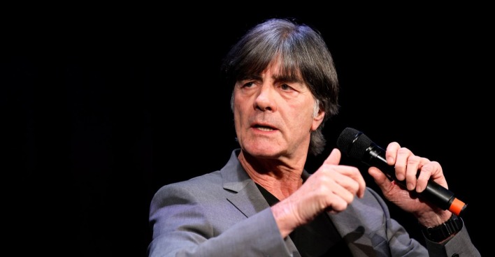 Joachim Löw am Podium einer Diskussionsveranstaltung
