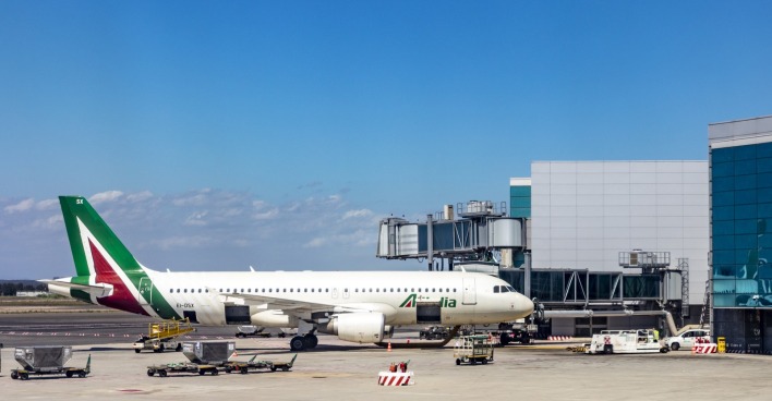 Flugzeug der ITA Airways am Gate beim Tanken – Kerosin-Engpass an italienischen Flughäfen