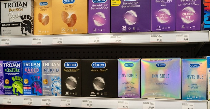 Kondome im Supermarktregal von Marken wie Durex und Trojan, Preise steigen durch Iran-Krieg und gestörte Lieferketten
