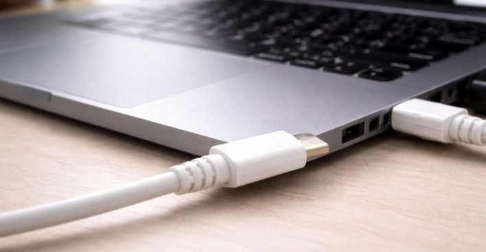 USB-C Ladegerät am Laptop angeschlossen Nahaufnahme EU Regel 2026 Pflicht USB-C Anschluss Notebook