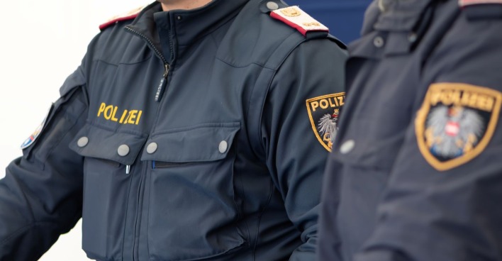 Polizisten im Einsatz in Linz nach tödlichem Angriff mit Schere und Spritze