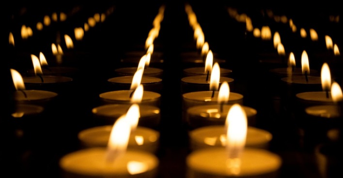 Brennende Kerzen als Symbol für Trauer nach dem Tod von Lukas Koch, ehemaliger Viva- und Kika-Moderator