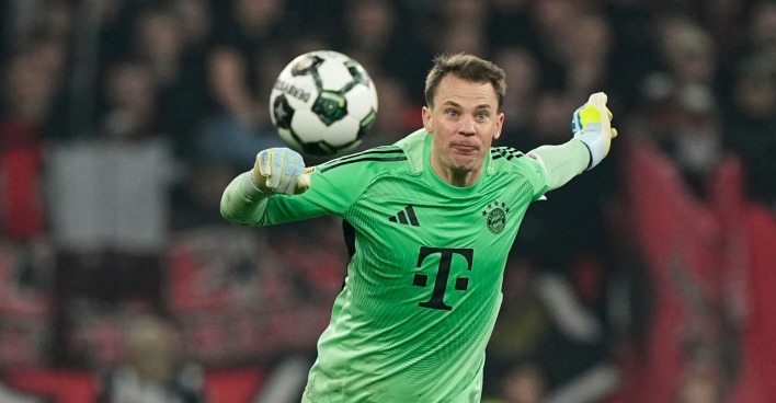 Manuel Neuer im Tor des FC Bayern München während des Pokalhalbfinales