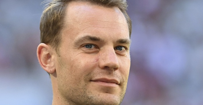 Torhüter Manuel Neuer zeigt seine Narbe unter dem rechten Auge, die eine Folge seiner Hautkrebs-Erkrankung ist.