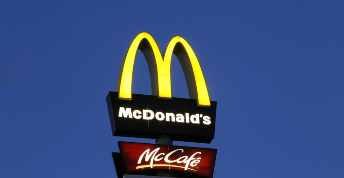 Außenansicht eines McDonalds-Logos, in dem neue Burger verkauft werden