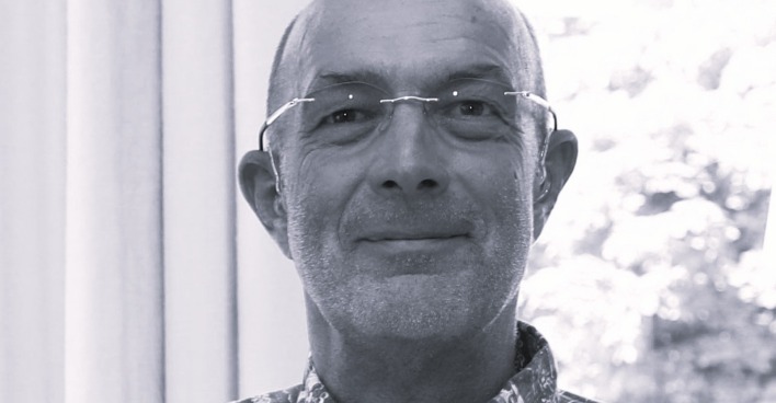 Michael Dichand blickt auf diesem Porträt ruhig in die Kamera und trägt eine randlose Brille. Das Bild zeigt ihn als Mitgesellschafter der Kronen Zeitung, der im Alter von 63 Jahren gestorben ist.