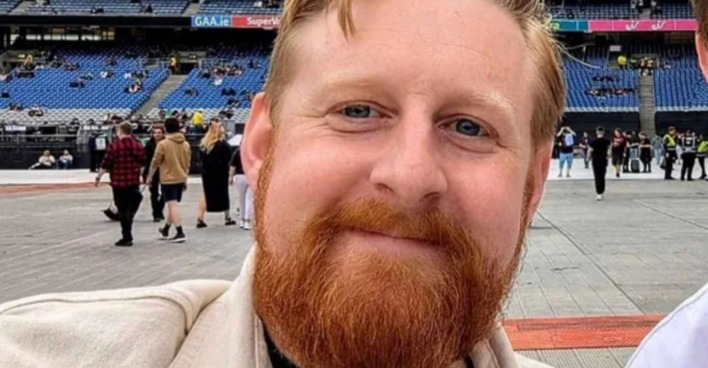 Michael Patrick, Schauspieler aus Game of Thrones, vor Stadionkulisse aufgenommen; er ist an MND verstorben