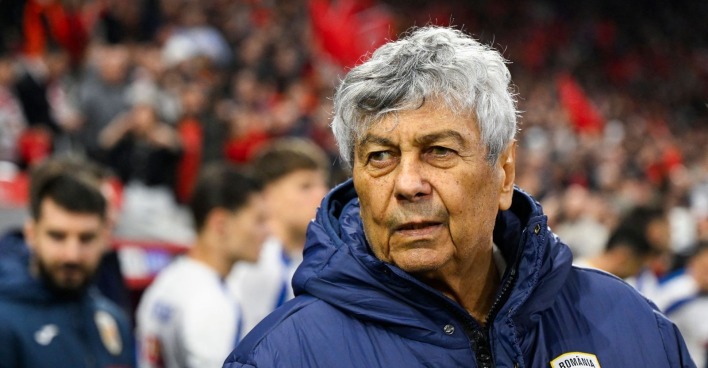 Mircea Lucescu steht am Spielfeldrand und wirkt konzentriert, während er seine Mannschaft beobachtet. Der rumänische Trainer liegt nach einem Herzinfarkt aktuell im künstlichen Koma auf der Intensivstation.