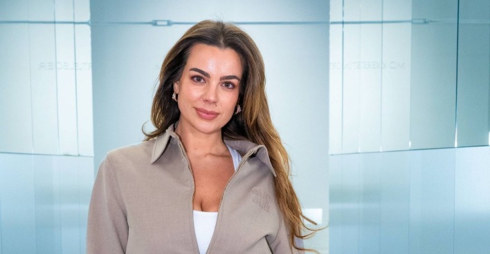 Nadine Mirada posiert elegant für Humanic Werbespot im Kino vor Der Teufel trägt Prada 2