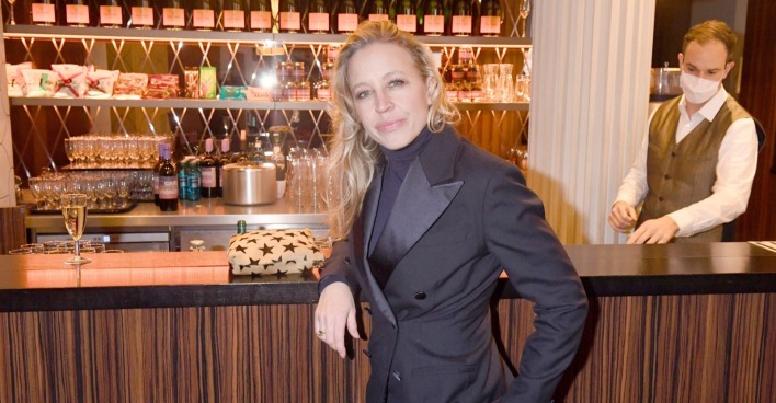 Nina Proll an einer Bar in Wien bei einem Event im Umfeld des Eurovision Song Contest 2026