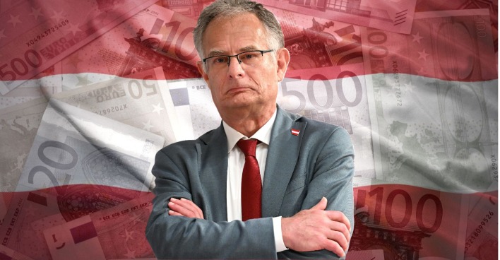 Finanzminister Markus Marterbauer vor Österreich-Flagge und Euro-Scheinen symbolisiert steigendes Budgetdefizit und wachsende Staatsschulden in Österreich