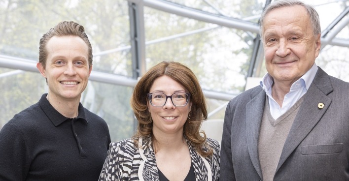 Brenton Ryan (Loge), Hoteldirektorin Samantha Teufel und Nikolaus Bachler, Intendant der Osterfestpiele (v. li.).