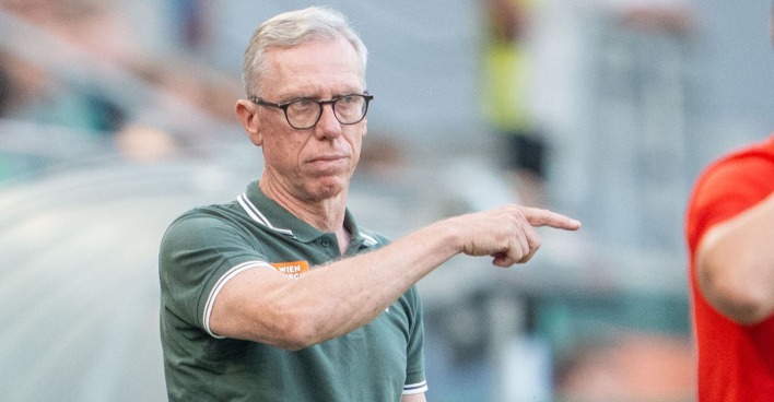 Peter Stöger steht an der Seitenlinie, Themenbild für seine neue Anstellung als ORF-Experte