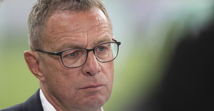 ÖFB-Teamchef Ralf Rangnick bei einem Interview am Spielfeldrand.