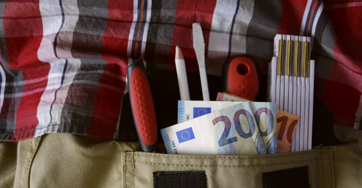 Werkzeugtasche mit Geldscheinen und Reparaturwerkzeug als Symbol für Reparaturbonus und Geräte-Retter-Prämie in Österreich