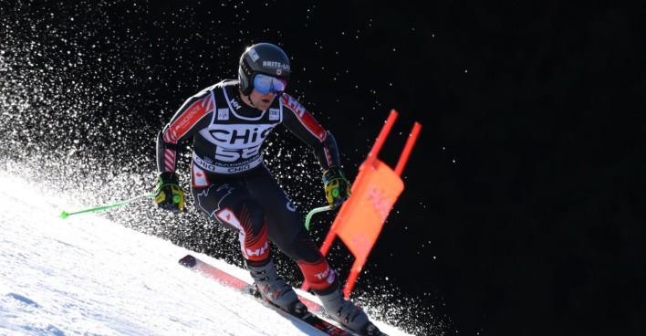 Riley Seger fährt im Super-G mit hoher Geschwindigkeit durch ein Tor und wirbelt Schnee auf - jetzt gibt er seinen Rücktritt bekannt.