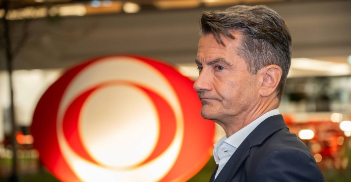 Roland Weißmann vor ORF-Logo im Hintergrund während laufender Affäre