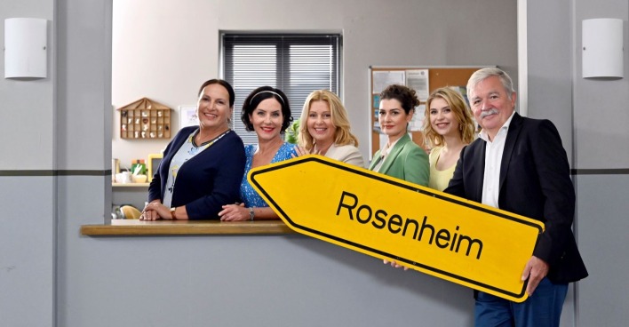 Sarah Thonig mit Ensemble der Rosenheim-Cops am Empfang mit Rosenheim-Schild