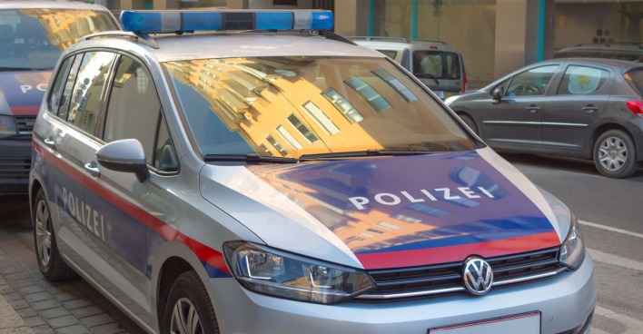 Polizeiauto in Leibnitz nach Schüssen aus fahrendem Auto – Täter von Polizei ausgeforscht