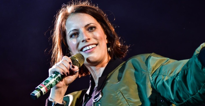 Silbermond-Sängerin Stefanie Kloß bei einem Live-Auftritt mit Mikrofon auf der Bühne