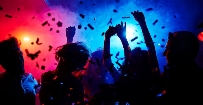 Tanzende Menschen, Konfetti-Regen und Discobeleuchtung: Ausgelassene Stimmung wie hier wird 2026 ausbleiben: Kult-Festival Spring Festival 2026 in Graz abgesagt
