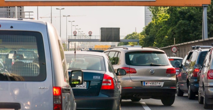 Dichter Osterreiseverkehr mit Stau auf der Autobahn in Österreich, viele Autos im Kolonnenverkehr Richtung Süden