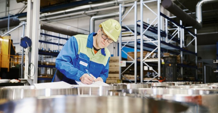 Produktion von High-Tech-Stahlbauteilen für Flugzeugtriebwerke in einem Werk der voestalpine