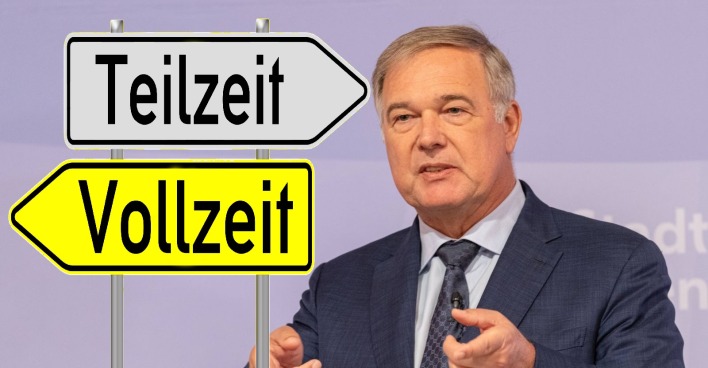 Walter Ruck Wirtschaftskammer Wien vor Schild mit Teilzeit und Vollzeit fordert 1000 Euro Bonus für Vollzeitarbeit in Österreich