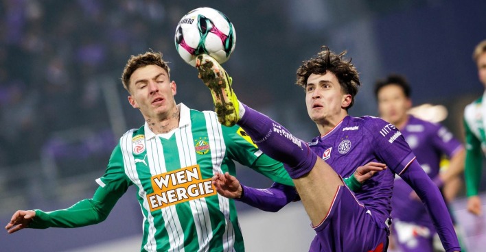 Bendeguz Bolla und Sanijel Saljic im Wiener Derby zwischen Austria und Rapid Wien während eines Zweikampfes